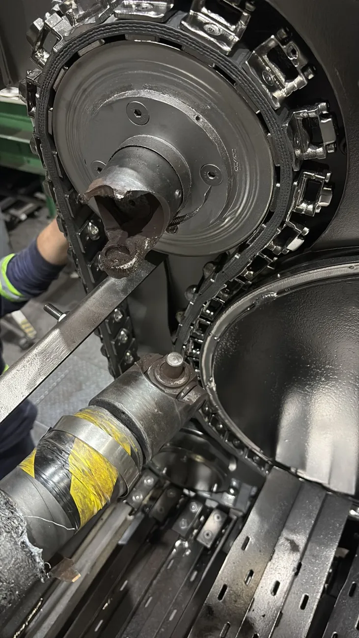 Detalhe de cardan rompido durante diagnóstico